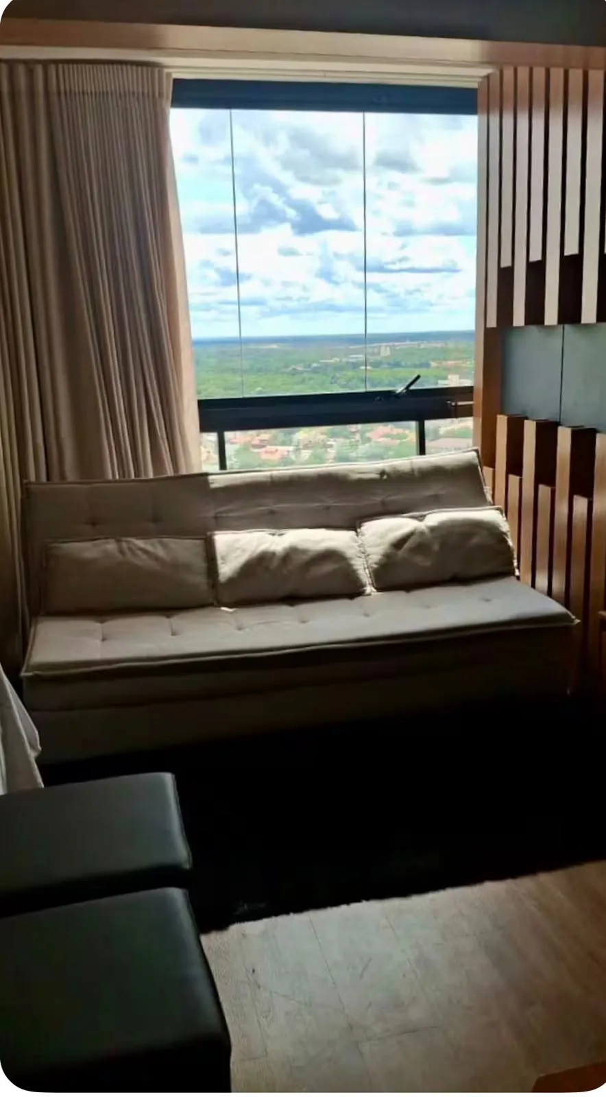 Sofá e sala de estar do apartamento 701